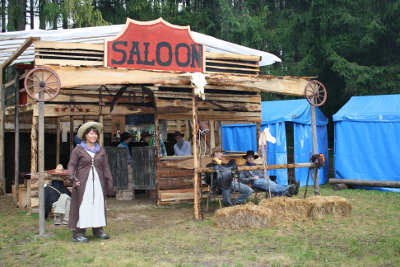 Bild: Sabrina, Bürgermeisterin von WaWu-Valley, vor dem Saloon
